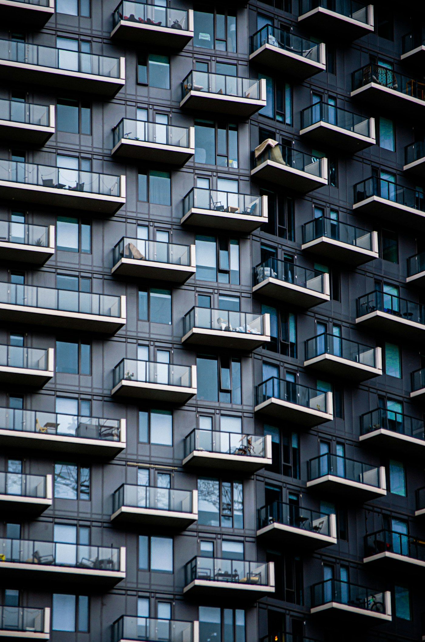 Façade d’immeuble résidentiel, balcons alignés