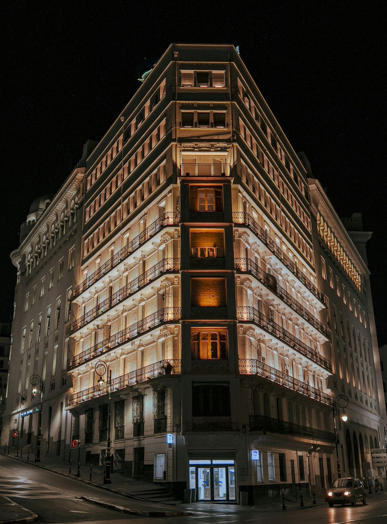 عمارة مضاءة عند حلول الليل
