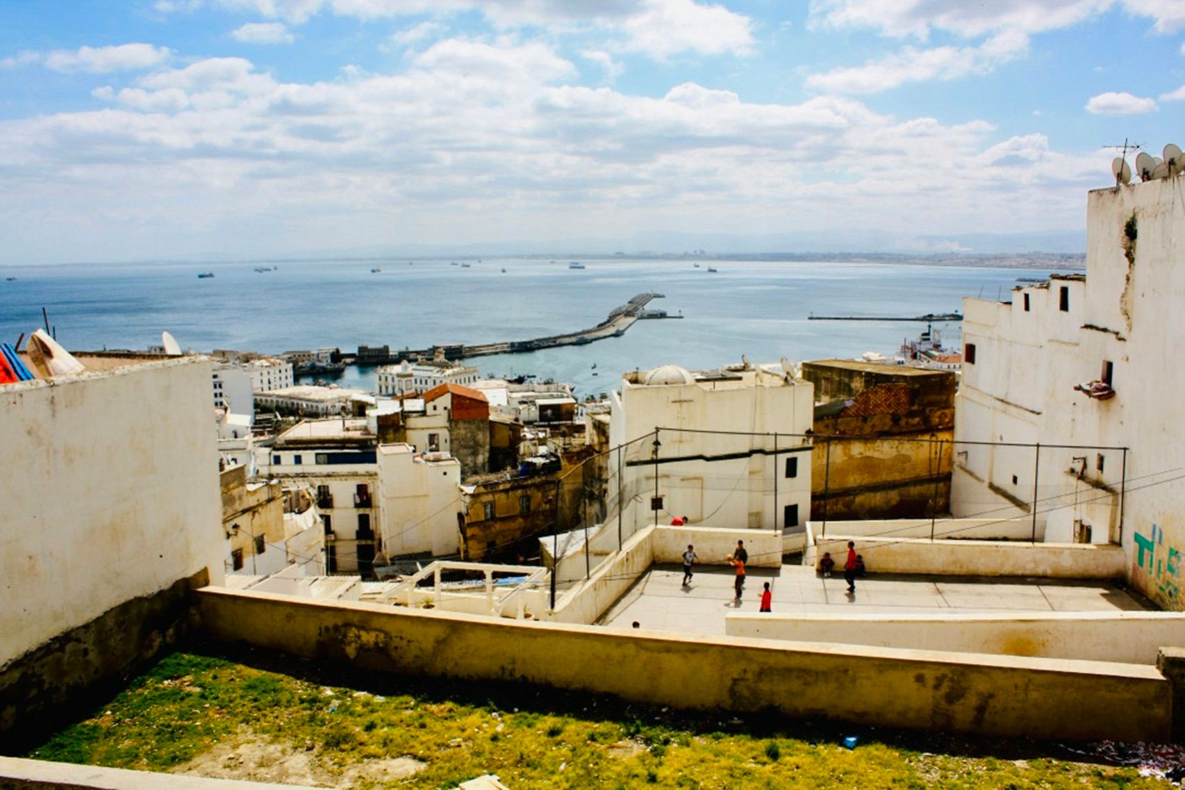 منازل بسطوح مطلّة على البحر